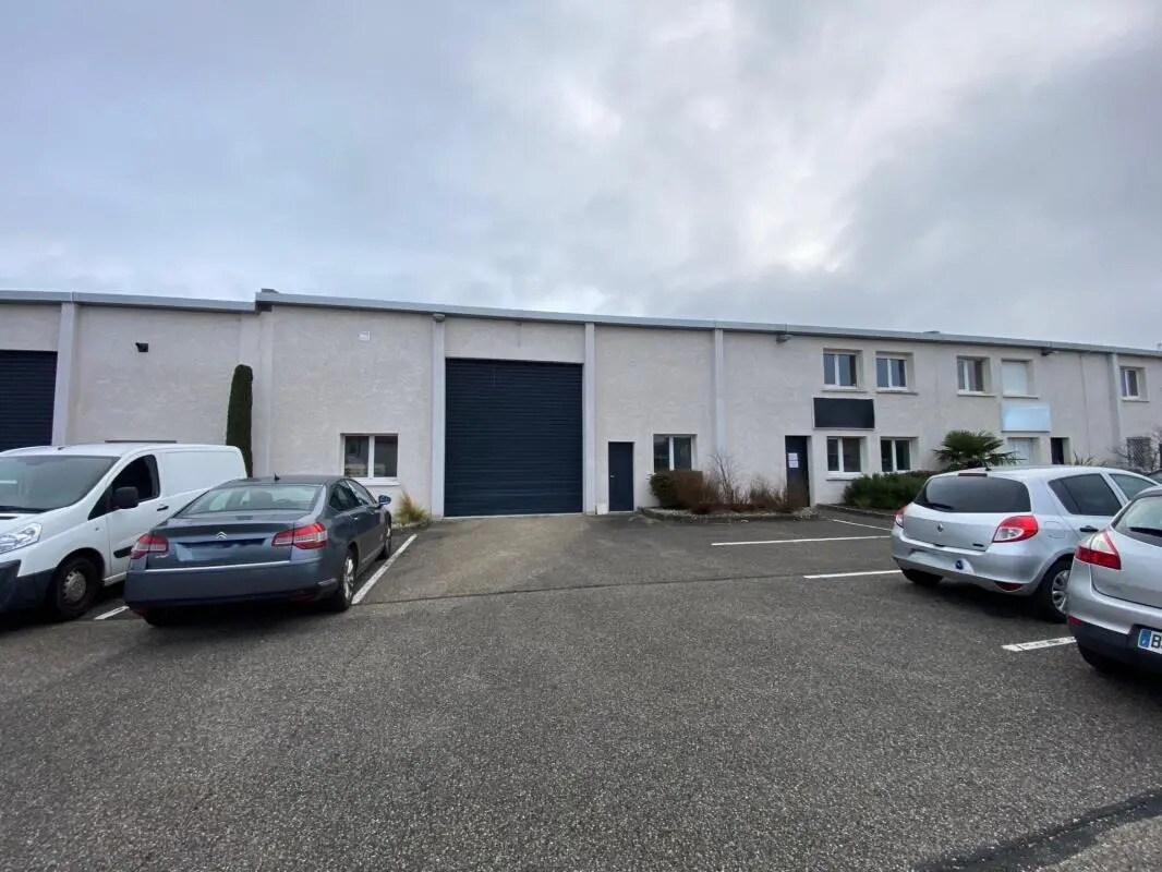 Office in Décines-Charpieu to rent Building Photo- Image 1 of 7