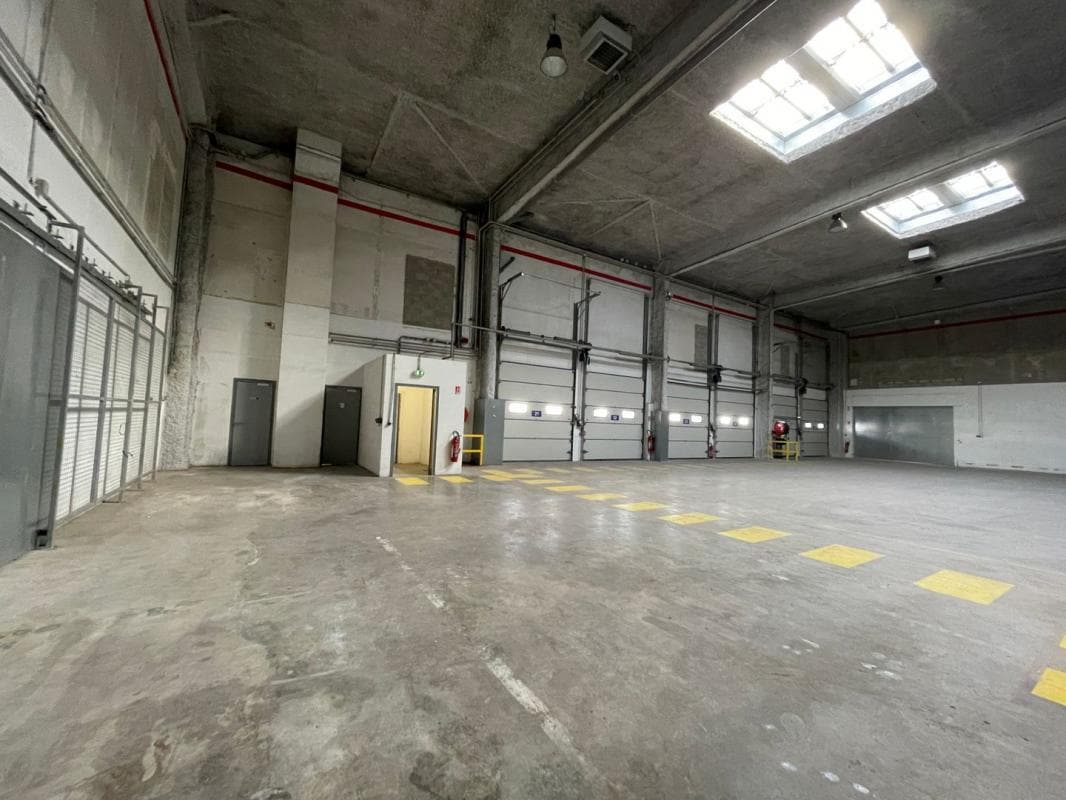 Industrial in Charenton-le-Pont to rent Interior Photo- Image 1 of 6