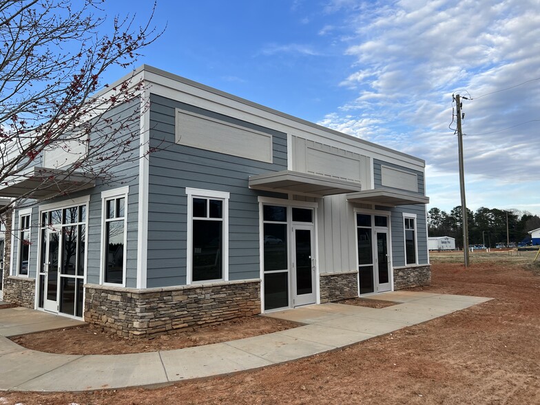 110 Village Commerce Dr, Mooresville, NC for rent - Building Photo - Image 1 of 6