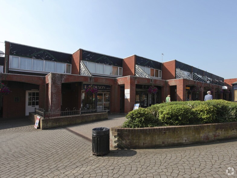 Southgate, Sleaford to rent - Building Photo - Image 3 of 12