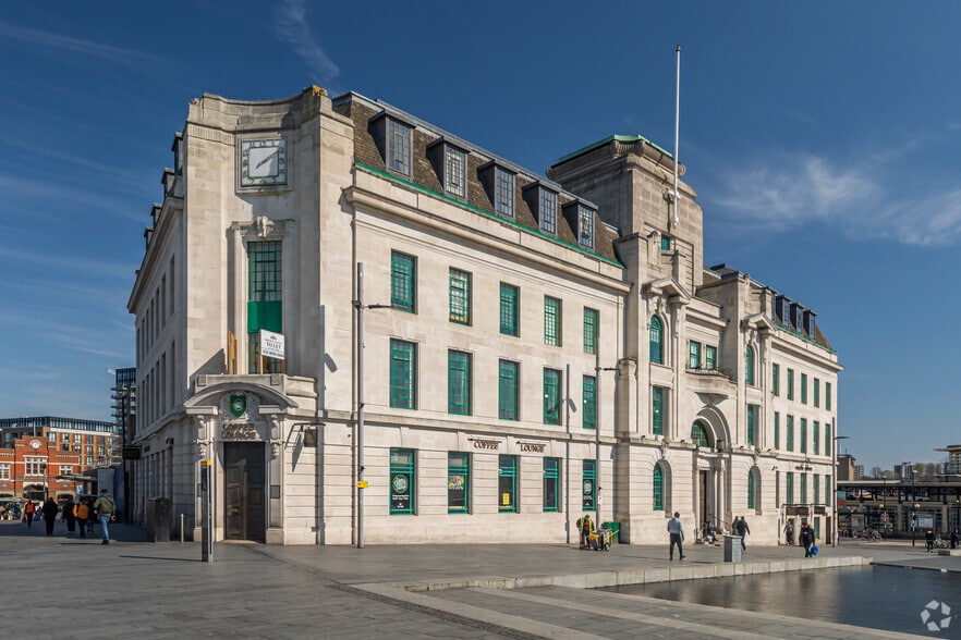 General Gordon Pl, London to rent - Building Photo - Image 2 of 21