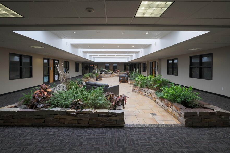 9220 Bass Lake Rd, New Hope, MN to rent - Building Photo - Image 3 of 40