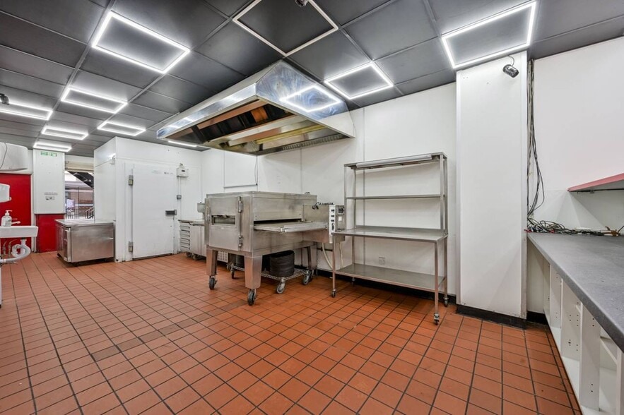 125 Wandsworth High St, London for sale - Interior Photo - Image 3 of 3