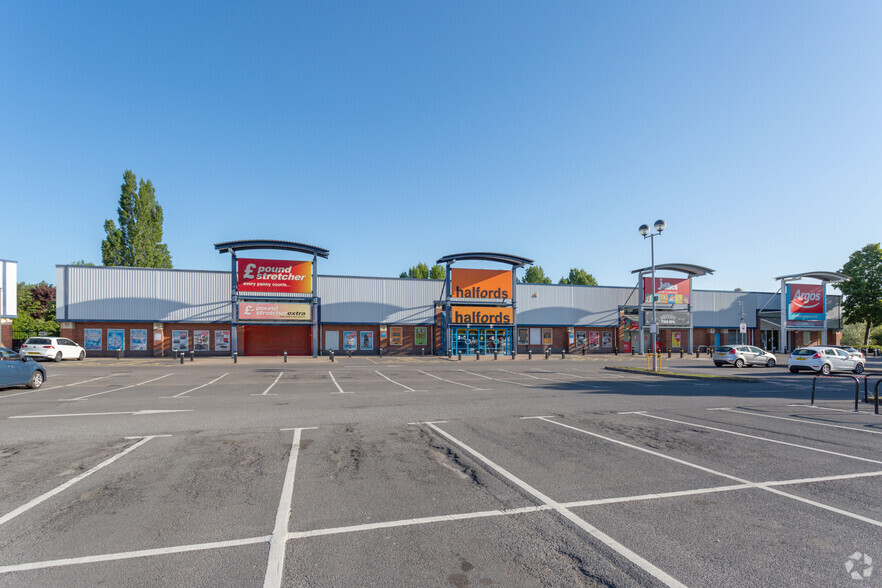 Waterside Retail Park portfolio of 3 properties for sale on LoopNet.co.uk - Primary Photo - Image 3 of 3