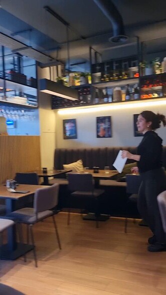 4A-7 Upper St, London to rent - Commercial Listing Video - Image 2 of 17