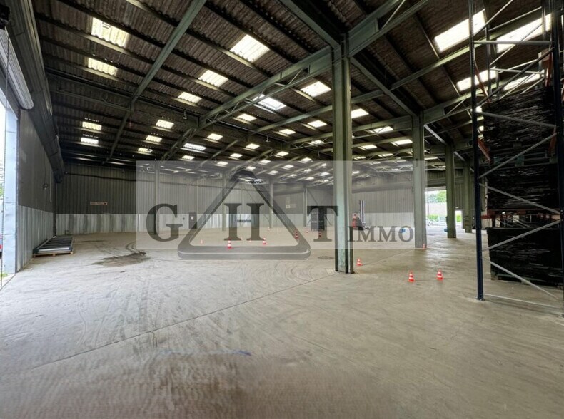 Office in Viry-Châtillon to rent - Building Photo - Image 3 of 5