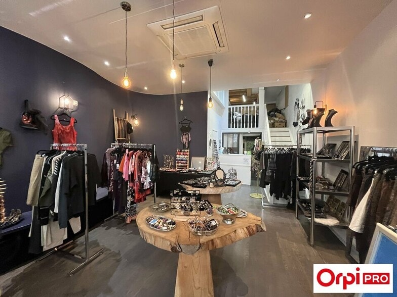 Retail in Lyon to rent - Building Photo - Image 2 of 7