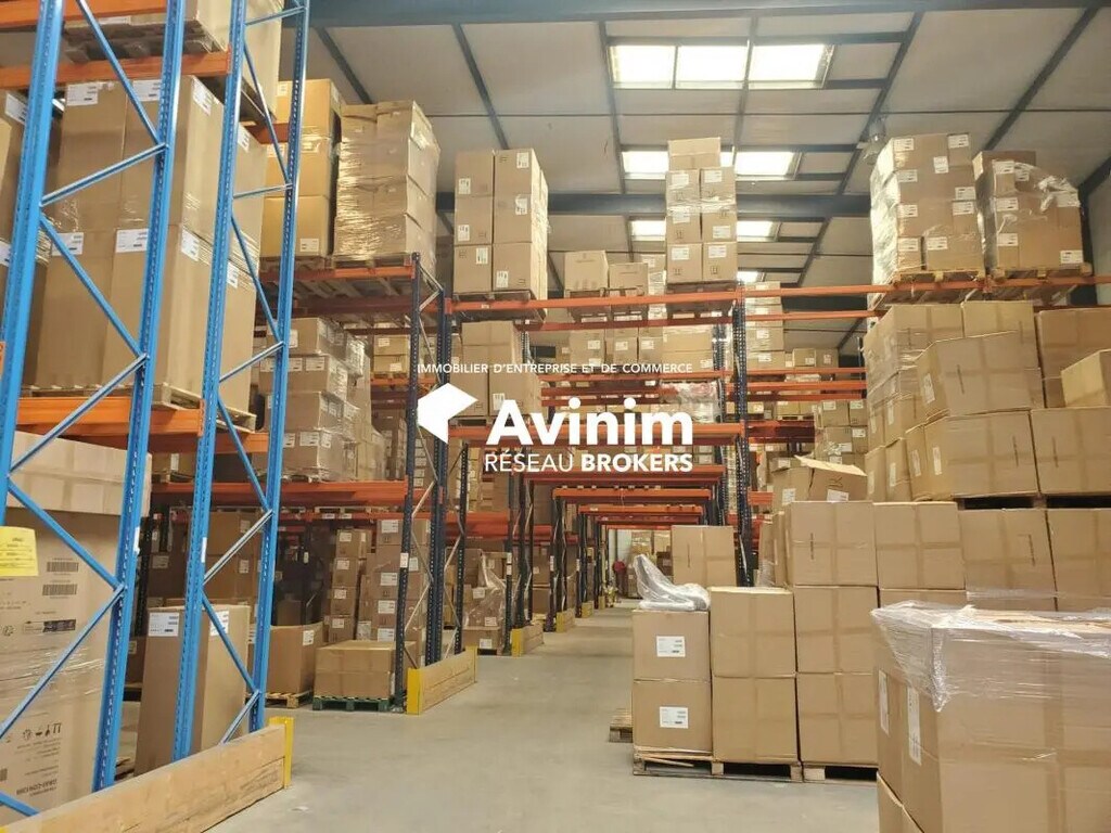 Location Entrepôt 1 869 m² - Photo 1