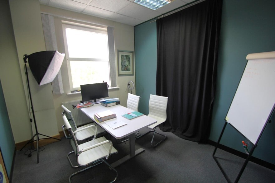 303 Ballards Ln, London to rent - Interior Photo - Image 3 of 9
