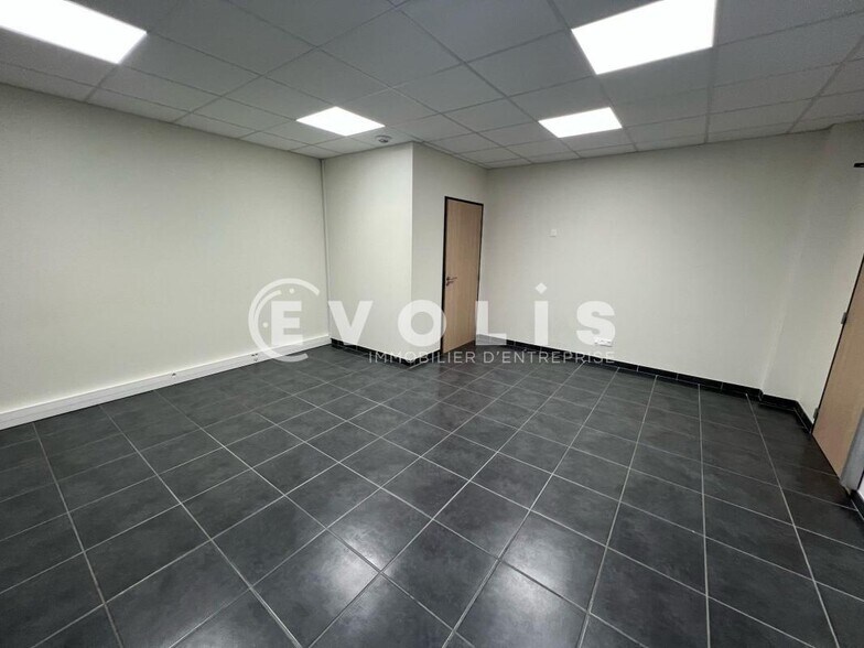 Light Industrial in Meyzieu to rent - Interior Photo - Image 2 of 13