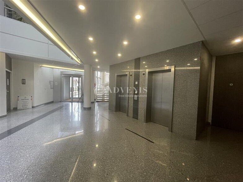 Office in Villepinte for sale - Lobby - Image 3 of 10