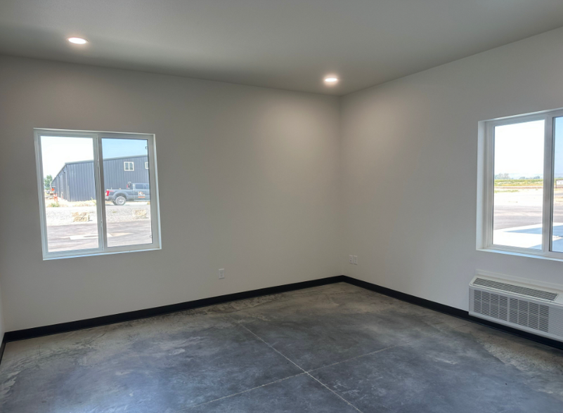 3221 Pureview Ln, Billings, MT for rent - Primary Photo - Image 2 of 23