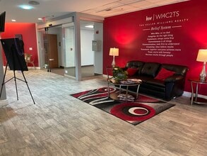 800 E Northwest Hwy, Palatine, IL to rent Interior Photo- Image 2 of 10