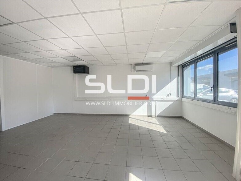 1 Rue Galilée, Saint-Priest to rent - Interior Photo - Image 3 of 4