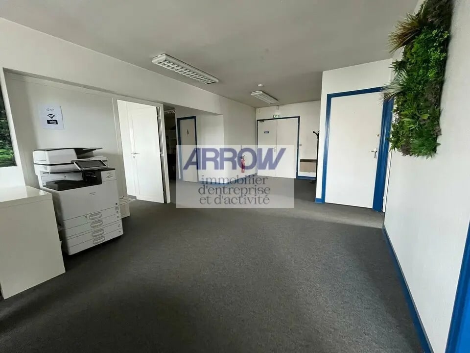 Location Entrepôt 1 010 m² - Photo 1
