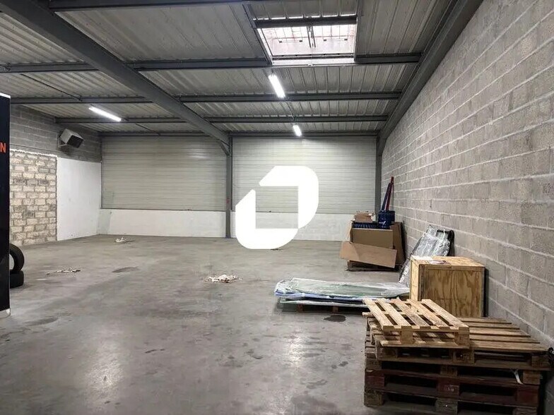 Office in Le Haillan to rent - Interior Photo - Image 2 of 7