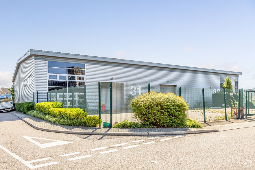 Armstrong Rd, London to rent - Primary Photo - Image 1 of 9