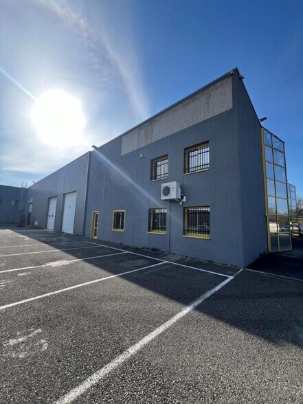 Light Industrial in La Verpillière to rent - Building Photo - Image 2 of 10