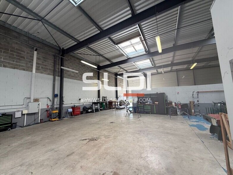 Light Industrial in Bourgoin-Jallieu to rent - Interior Photo - Image 2 of 7