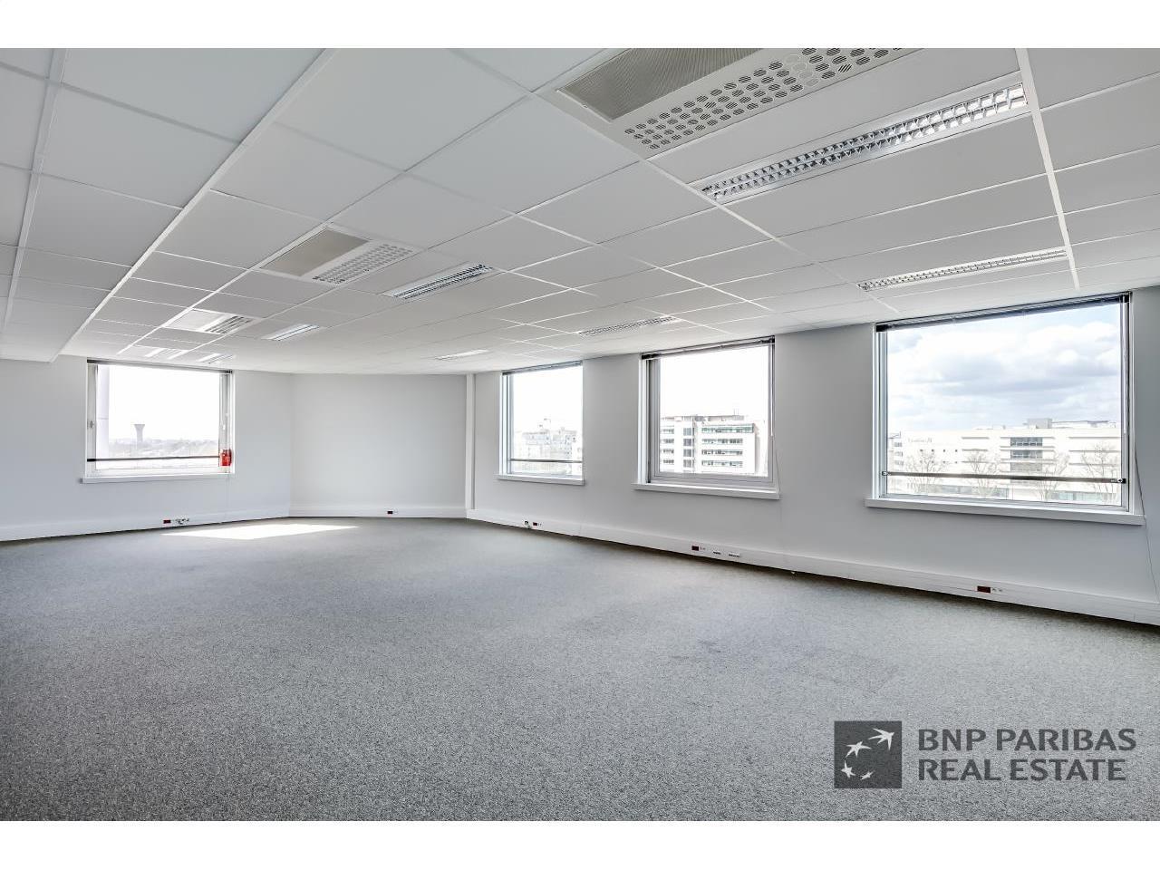 1 Rue George Stephenson, Montigny-le-Bretonneux to rent Interior Photo- Image 1 of 5