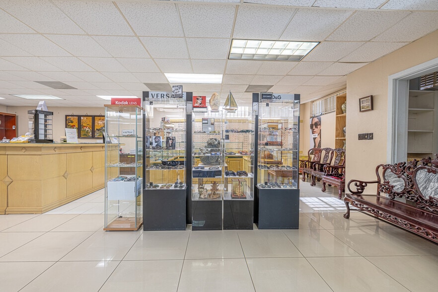 3221 Fannin St, Houston, TX to rent - Lobby - Image 2 of 22