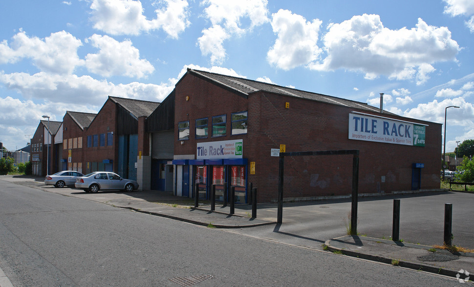 Low Mills Rd, Leeds for rent - Building Photo - Image 2 of 5