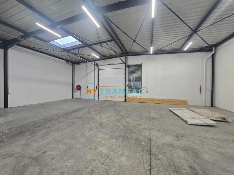 Light Industrial in Ivry-sur-Seine to rent - Interior Photo - Image 2 of 7