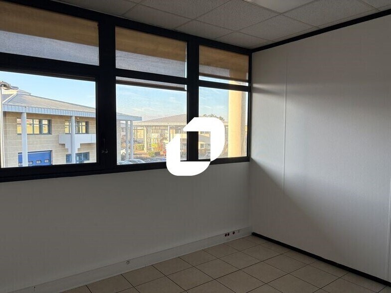 Office in Bron for sale - Interior Photo - Image 3 of 5