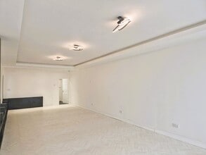 9 Tree View Ct, Liverpool to rent Interior Photo- Image 2 of 2