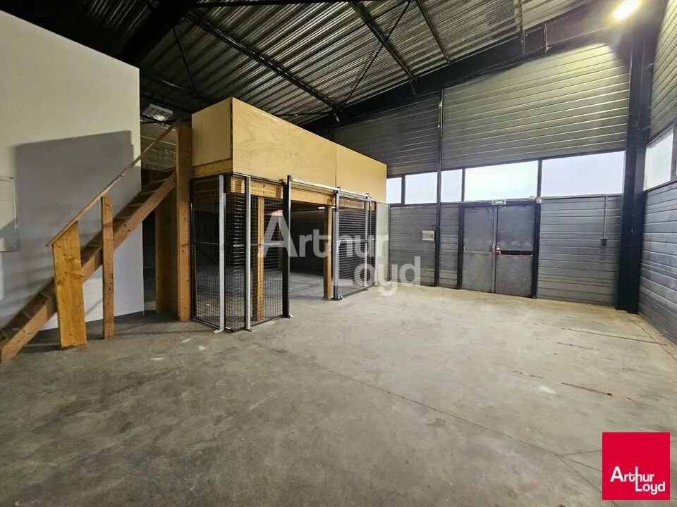 Location Local d'activités 245 m² - Photo 1