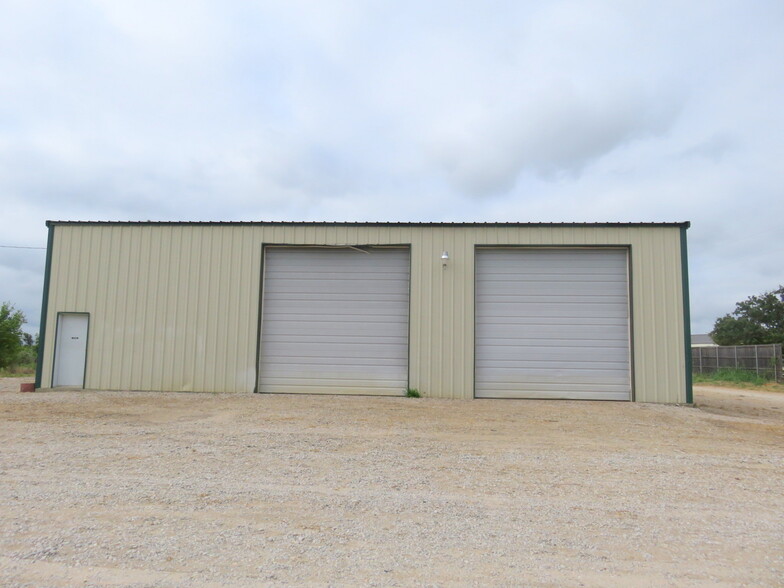 1841 W Highway 199, Springtown, TX for rent - Building Photo - Image 1 of 5