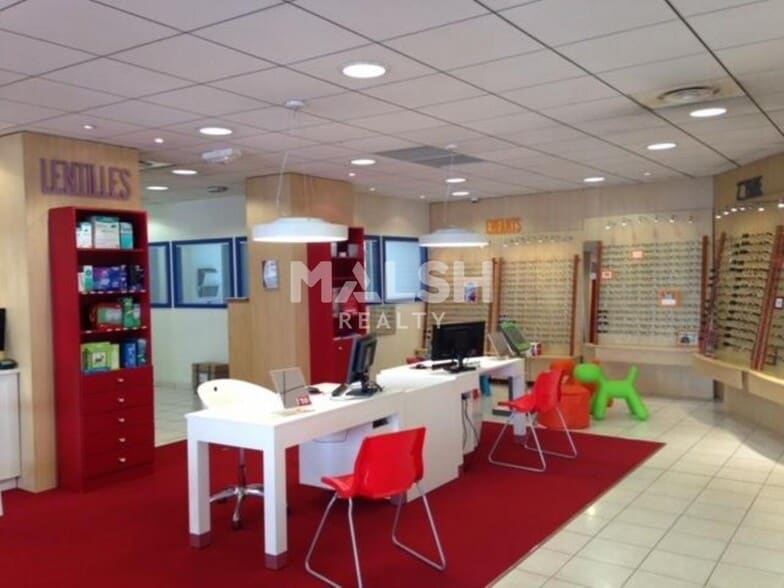 Retail in Lyon to rent - Interior Photo - Image 2 of 5