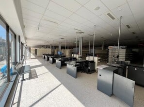 59-71 Holton Rd, Barry to rent Interior Photo- Image 2 of 3