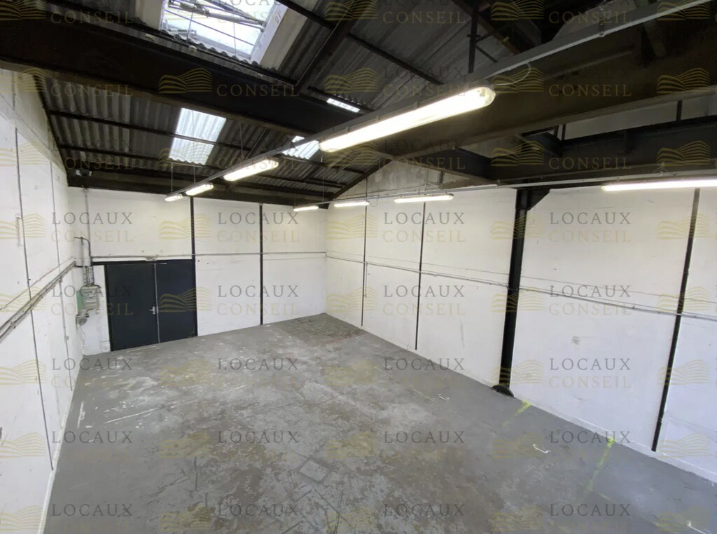 Location Local d'activités 240 m² - Photo 1
