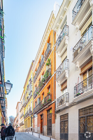 Retail in Madrid, Madrid to rent - Primary Photo - Image 1 of 1