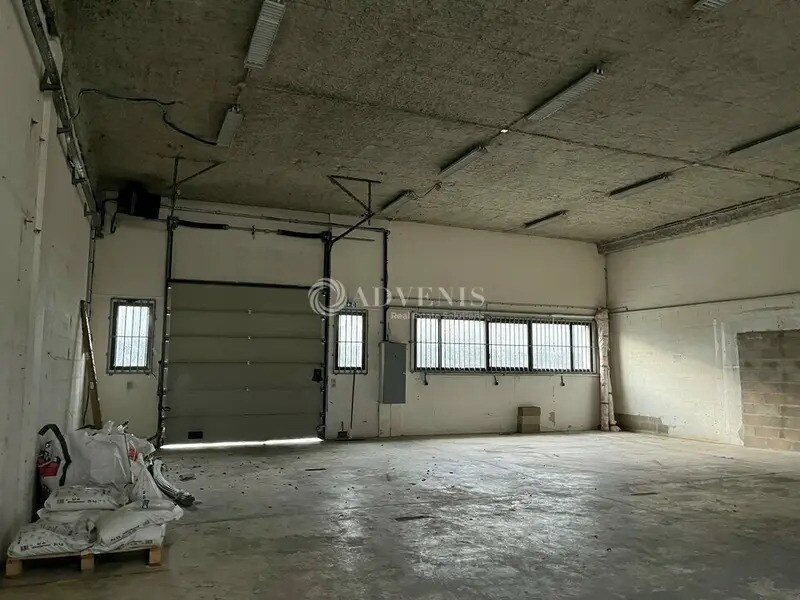 Light Industrial in Plaisir to rent Interior Photo- Image 1 of 14