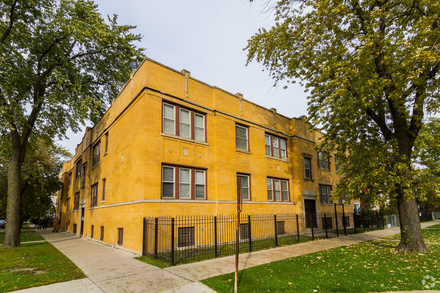 3752 W Huron St, Chicago, IL for sale - Primary Photo - Image 1 of 29