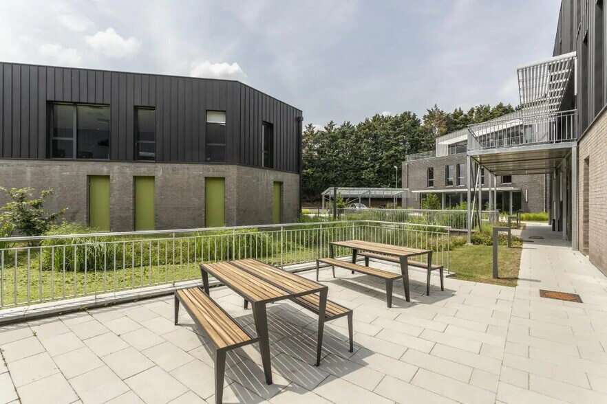 61 Rue De La Cimaise, Villeneuve-d'Ascq to rent - Building Photo - Image 3 of 11