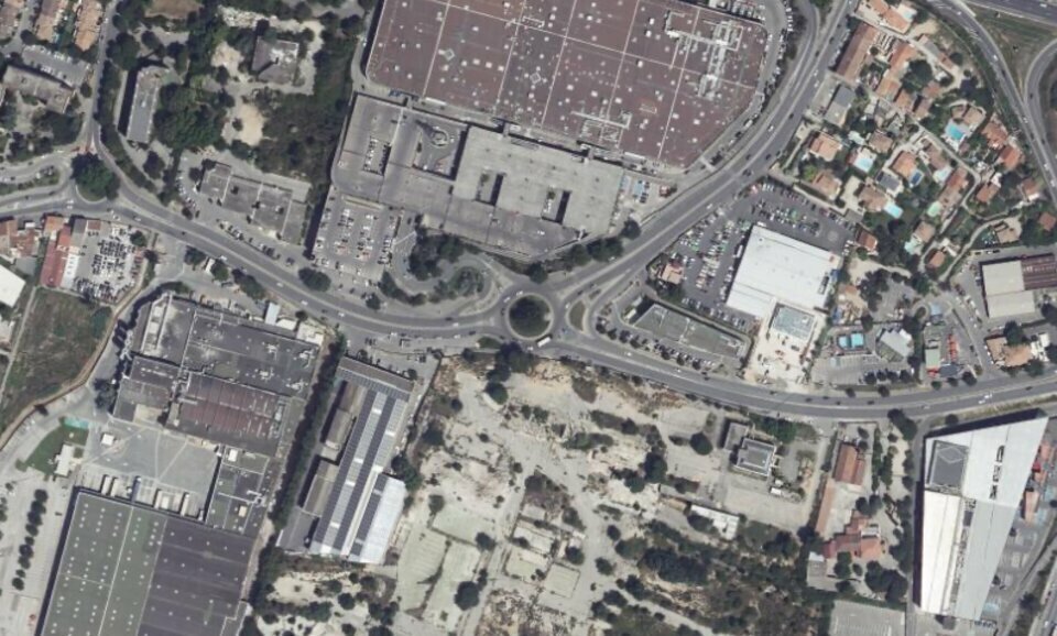 Retail in Marseille to rent - Building Photo - Image 3 of 5
