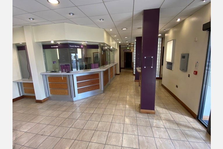 1 Bridge St, Banbridge to rent - Building Photo - Image 2 of 8