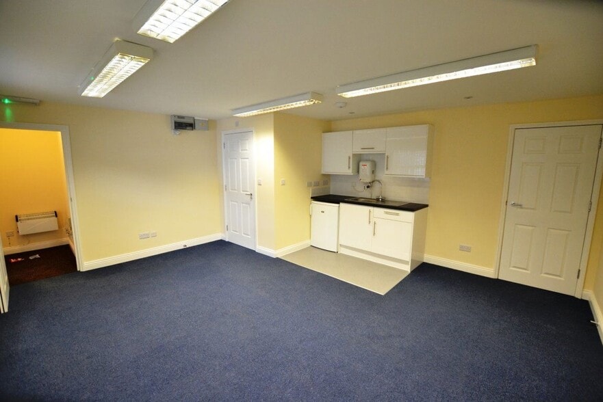 11 Wellington St, Luton to rent - Interior Photo - Image 2 of 2