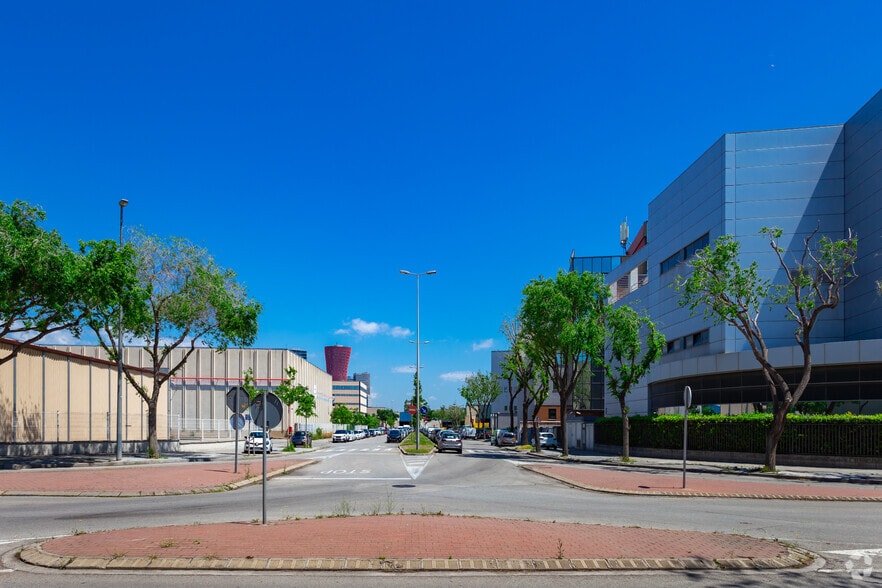 Carrer del Primer de Maig, 50-52, L'Hospitalet de Llobregat, Barcelona to rent - Building Photo - Image 2 of 39