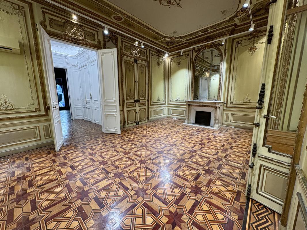Retail in Marseille to rent Interior Photo- Image 1 of 14