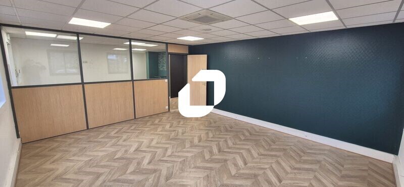 Office in Beaumont-sur-Oise to rent Interior Photo- Image 1 of 7