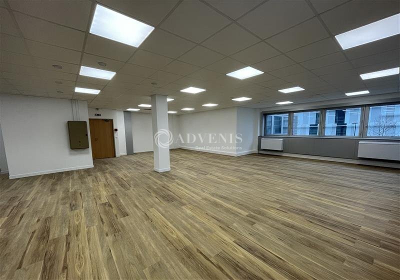Office in Tremblay-en-France to rent - Building Photo - Image 2 of 8