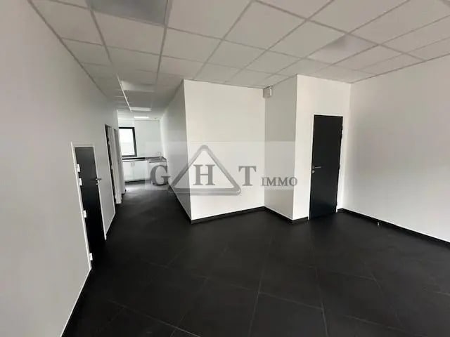 Retail in Saint-Pierre-du-Perray to rent Interior Photo- Image 1 of 10