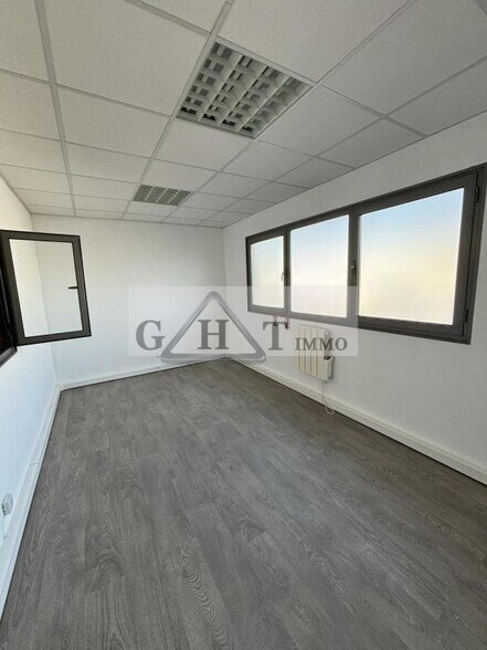 Industrial in Villeneuve-la-Garenne to rent - Building Photo - Image 3 of 4