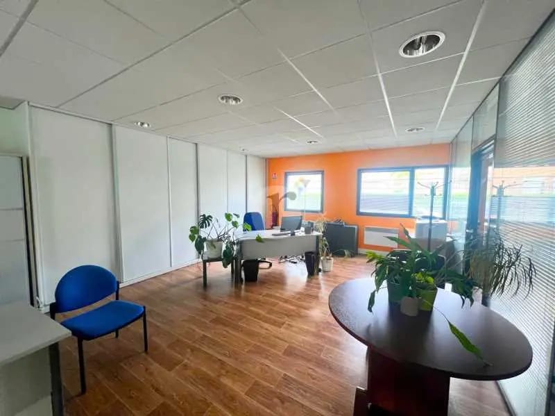 Location Bureaux 341 m² - Photo 1