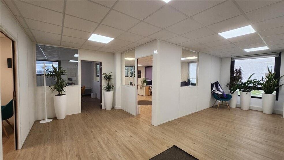 Office in Issy-les-Moulineaux to rent - Interior Photo - Image 1 of 6