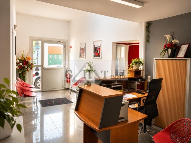Office in Saint-Maur-des-Fossés for sale - Lobby - Image 2 of 19